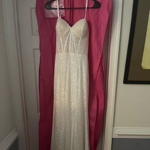 Size 8 white Sherri hill